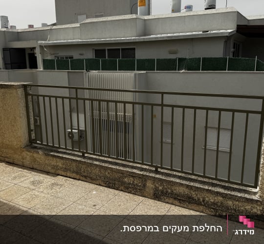 מעקה מתכת במרפסת בניין מגורים